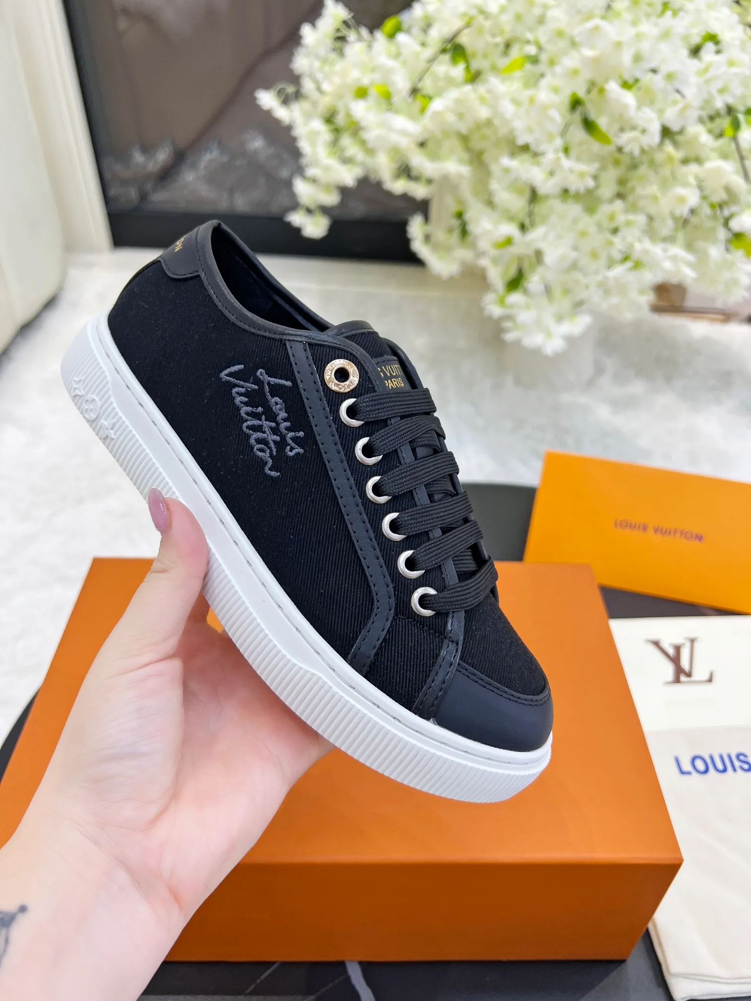👟👟Ex-factory price 420👟👟 New arrival🆕🆕🆕 This LV Lagoon sneaker is made of lightweight canvas embroidered with the handwritten Louis Vuitton Paris logo. It highlights the casual summer atmosphere with a trendy and simple configuration, and can easily brighten up various looks. Monogram flowers bloom on the soft rubber sole. Code number: 35~41, multiple colors available! Oil edges + TPU outsole + drawer box packaging